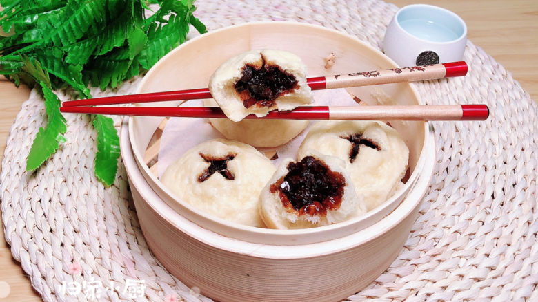 红枣红糖馒头,红糖馅儿淌出的汤特别的有食欲,注意别烫嘴哟!