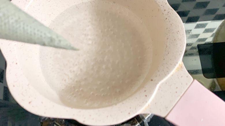 8个月以上宝宝辅食：鸡肉黑芝麻酱面线,水烧开转小火。开始挤面线了。就沿着锅画圆，从小到大。