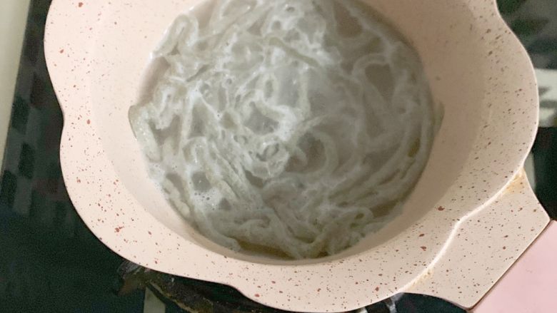 8个月以上宝宝辅食：鸡肉黑芝麻酱面线,挤完就开大火煮2-3分钟后。关火闷1分钟。