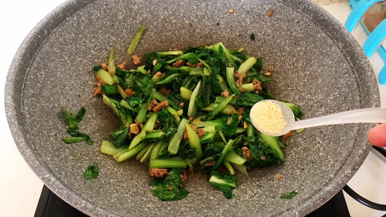 蒜蓉小白菜,加入鸡精,翻炒均匀即可