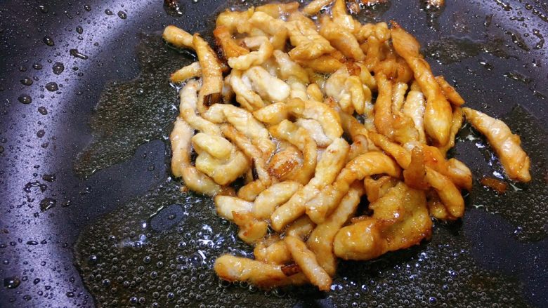 海蛎瘦肉紫菜煲,加入提前腌制的瘦肉条煸炒出香味(瘦肉条可以放点地瓜粉,炒起来香,不会老),炒香捞起备用
