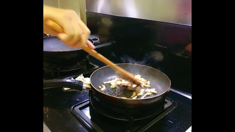 海蛎瘦肉紫菜煲,锅中放少许食用油烧热,放<a style='color:red;display:inline-block;' href='/shicai/ 3250'>葱</a>白煸炒