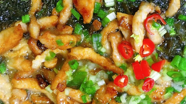 海蛎瘦肉紫菜煲,最后一步放入之前炒香的瘦肉条,放入<a style='color:red;display:inline-block;' href='/shicai/ 125'>芹菜</a>葱末和小辣椒……