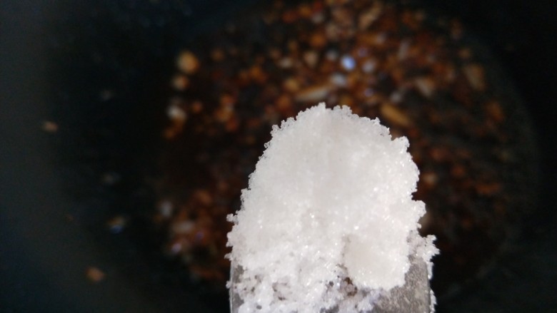 广州肠粉,倒入料酒,耗油,酱油,白糖。