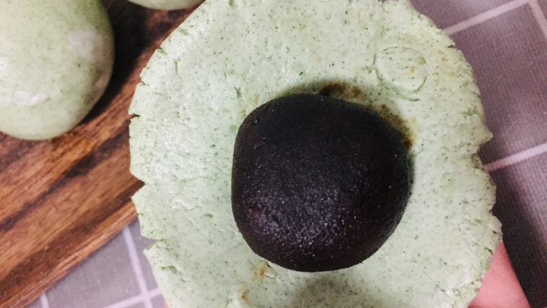 青团,面团压平后放入红豆馅再次搓圆