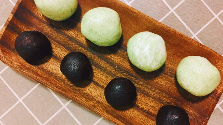 青团,面团搓成球状每个45g，<a style='color:red;display:inline-block;' href='/shicai/ 475'>红豆沙</a>搓成球状每个25g