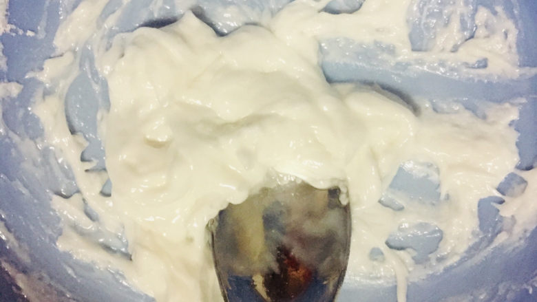 青团,<a style='color:red;display:inline-block;' href='/shicai/ 522'>澄粉</a>中放入<a style='color:red;display:inline-block;' href='/shicai/ 406'>猪油</a>，一边倒入沸水一边搅拌至粘稠