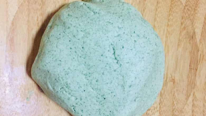 青团,澄粉糊、<a style='color:red;display:inline-block;' href='/shicai/ 869'>白砂糖</a>放入<a style='color:red;display:inline-block;' href='/shicai/ 520'>糯米粉</a>中，一边倒入<a style='color:red;display:inline-block;' href='/shicai/ 85742'>艾草汁</a>一边搅拌到没有干粉，用手揉搓到面团表面光滑