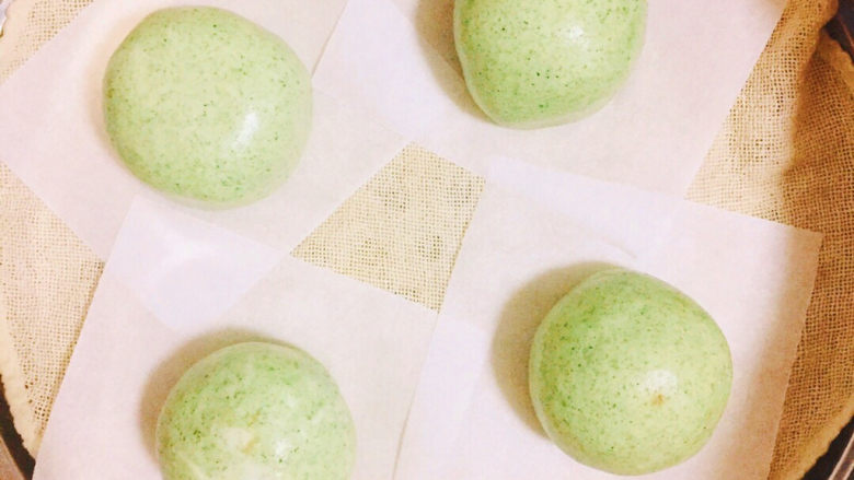 青团,放入蒸屉中火蒸10分钟左右