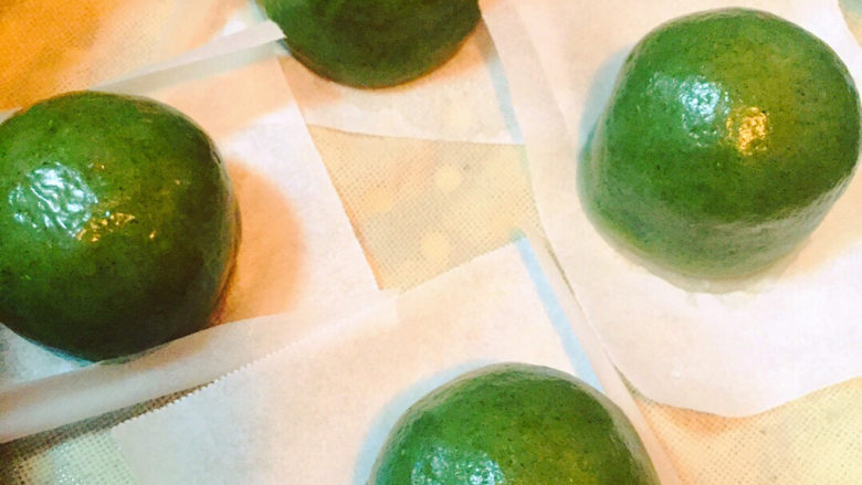 青团,取出放凉后表面涂抹<a style='color:red;display:inline-block;' href='/shicai/ 846'>色拉油</a>，撒上几颗白芝麻