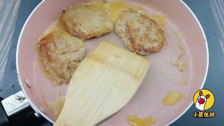 宝宝生鲜,土豆牛肉饼,美味食补爱不释手【小鹿优鲜】,翻面,煎至两面金黄即可。