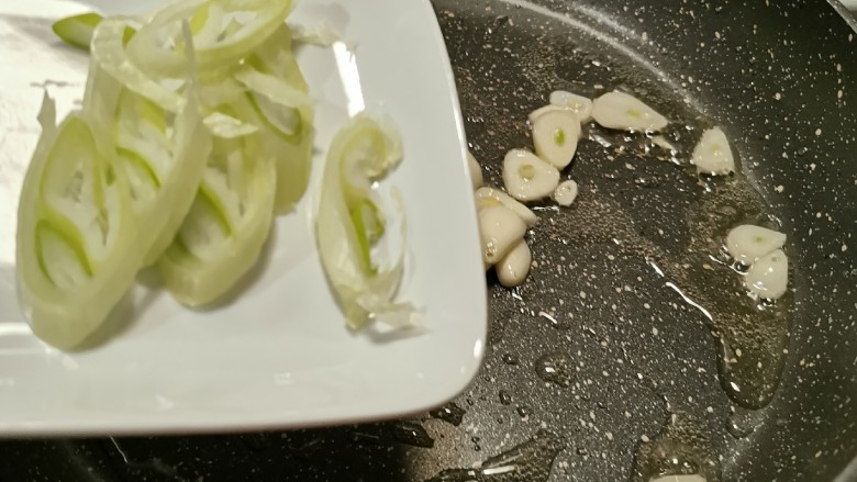 爆炒豆角,放入葱片