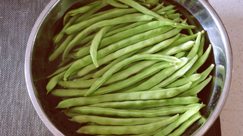 爆炒豆角,<a style='color:red;display:inline-block;' href='/shicai/ 3639'>豆角</a>先用清水清洗干净 浸泡