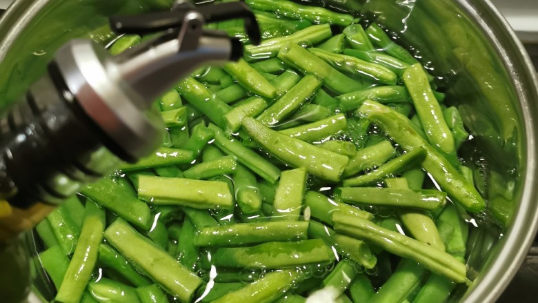 爆炒豆角,汤锅注入清水 烧开 放入豆角段 加入2克盐 几滴食用油