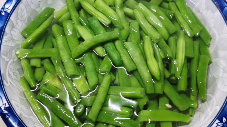 爆炒豆角,用纯净水过凉 控干备用