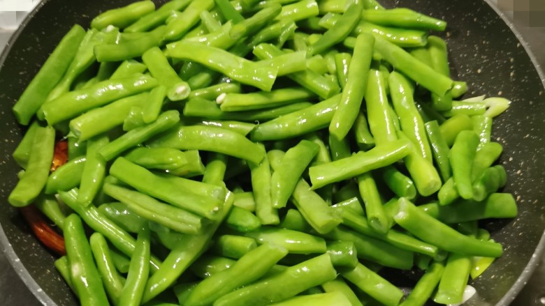爆炒豆角,放入豆角段 翻炒
