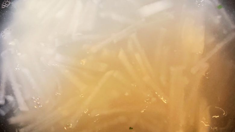 萝卜蛋花汤,将拌好的面粉糊倒入锅中中煮开
