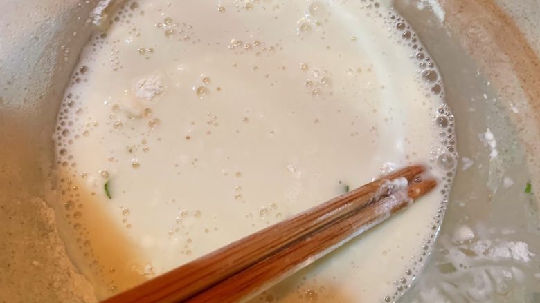 萝卜蛋花汤,煮白萝卜的过程中,可以准备一点面粉加水搅拌均匀