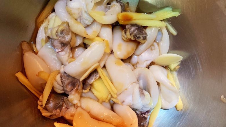 墨鱼仔炒芹菜,<a style='color:red;display:inline-block;' href='/shicai/ 1748'>墨鱼仔</a>清洗干净，加入蒜，姜，<a style='color:red;display:inline-block;' href='/shicai/ 718'>料酒</a>，<a style='color:red;display:inline-block;' href='/shicai/ 788'>生抽</a>腌10分钟左右