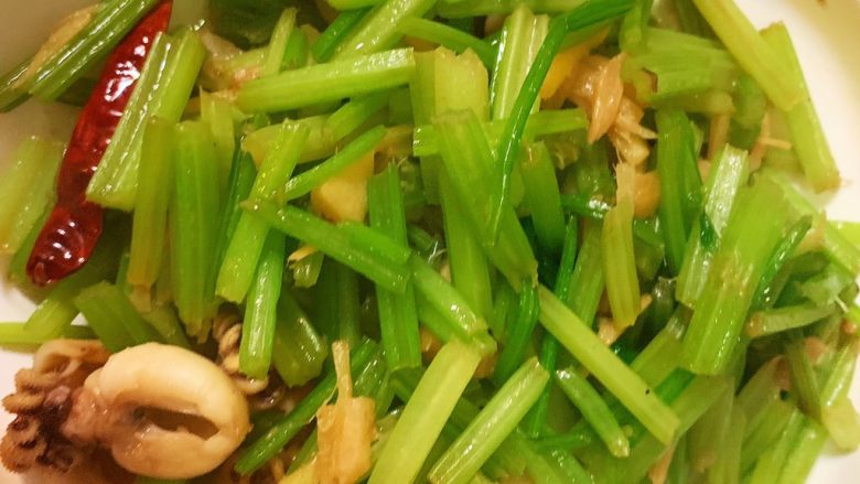 墨鱼仔炒芹菜,翻炒均匀后即可出锅