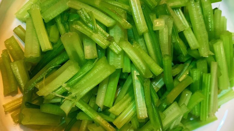 墨鱼仔炒芹菜,<a style='color:red;display:inline-block;' href='/shicai/ 125'>芹菜</a>清洗干净切段