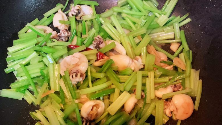 墨鱼仔炒芹菜,加入芹菜翻炒一分钟，加入适量盐