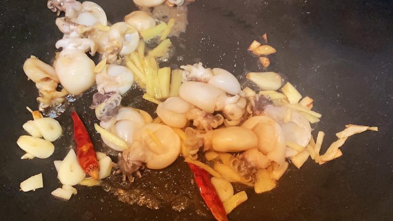 墨鱼仔炒芹菜,加油墨鱼仔翻炒二十秒