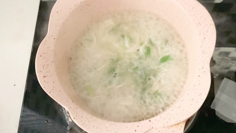 一周以上宝宝辅食：鸡丝青菜面,放适量的盐煮2分钟