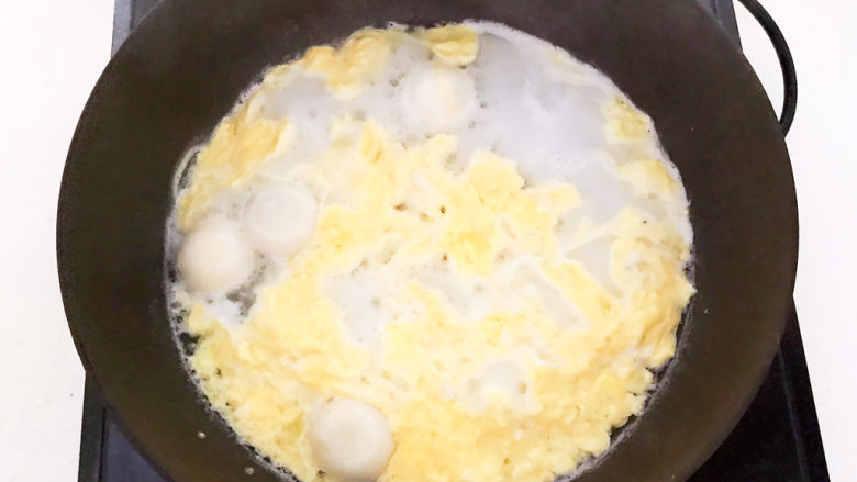 鸡蛋醪糟汤,把鸡蛋汁淋入锅里,加入醪糟