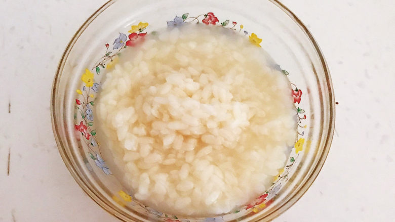 鸡蛋醪糟汤,把醪糟打到碗里备用,味道非常地道