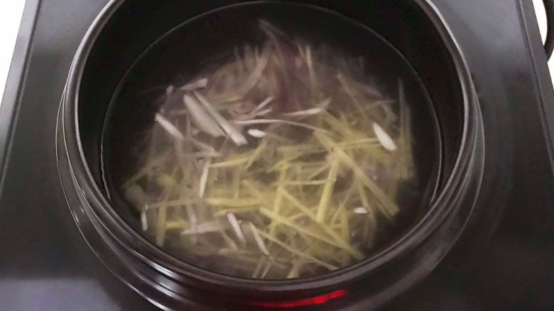 白萝卜羊肉汤,加入冷水,烧开后煮5分钟