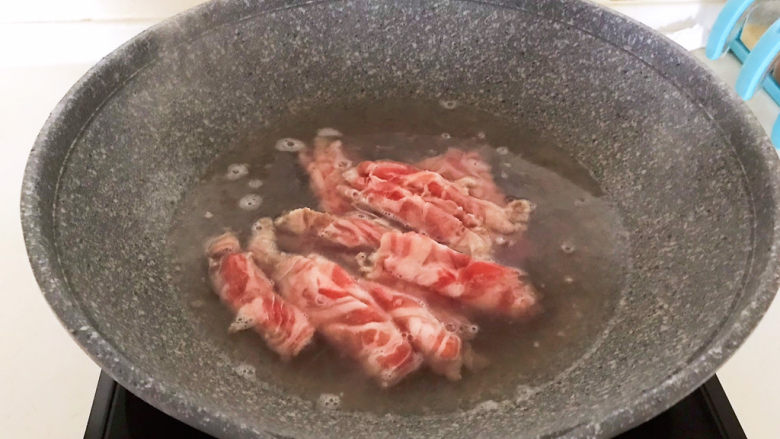 白萝卜羊肉汤,加入羊肉片