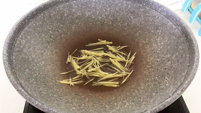 白萝卜羊肉汤,加入姜丝,煸炒出香味