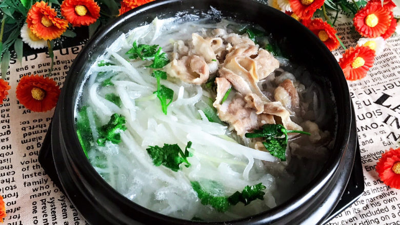 白萝卜羊肉汤,白萝卜羊肉汤是一道快手汤菜,清淡适宜,非常适合寒冷的冬天食用,羊肉香嫩,萝卜丝爽口,低盐无油,没有任何香料,这是一道非常健康的菜品,老少皆宜~