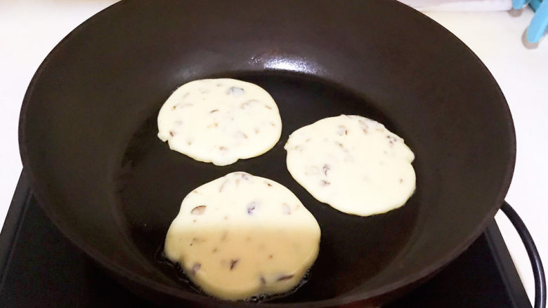 酸奶鸡蛋饼,把面糊用勺子舀入锅中,面糊不要太多,太厚了不好熟,全程小火煎制