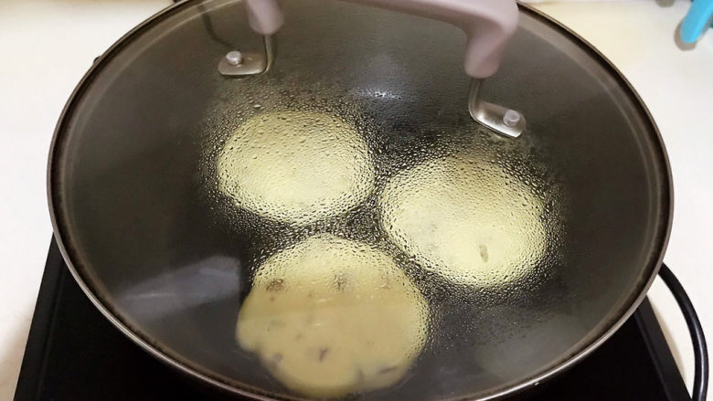 酸奶鸡蛋饼,盖上锅盖,焖煎2分钟左右