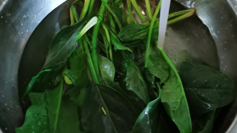 猪肝菠菜汤,<a style='color:red;display:inline-block;' href='/shicai/ 117'>菠菜</a>择去老叶 清洗干净