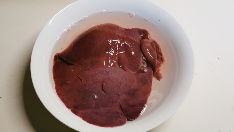 猪肝菠菜汤,<a style='color:red;display:inline-block;' href='/shicai/ 419'>猪肝</a>清洗干净 用清水浸泡半个小时