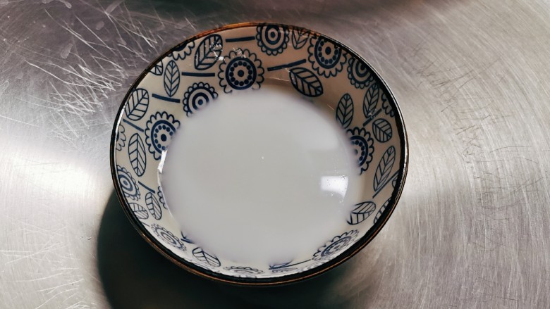 猪肝菠菜汤,淀粉加入3汤匙清水 形成水淀粉