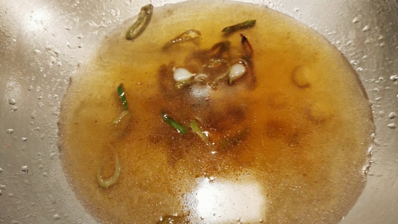 猪肝菠菜汤,加入清水 水量按家人需要量添加 烧开
