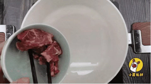 8个月宝贝生鲜番茄土豆牛肉泥,酸甜美味有营养「小鹿优鲜」,牛肉下锅焯煮熟,一般8分钟即可。