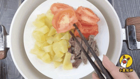 8个月宝贝生鲜番茄土豆牛肉泥,酸甜美味有营养「小鹿优鲜」,番茄土豆牛肉上锅蒸20分钟。