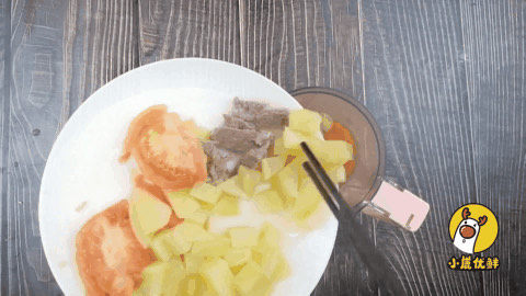 8个月宝贝生鲜番茄土豆牛肉泥,酸甜美味有营养「小鹿优鲜」,蒸好后倒入辅食机内打成泥。