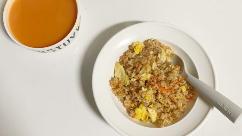 1周宝宝辅食:牛肉碎蛋炒饭,好了,装入碗中可以吃了。
