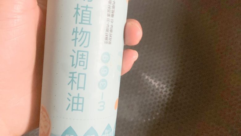 1周宝宝辅食:牛肉碎蛋炒饭,锅热加入适量的调和油
