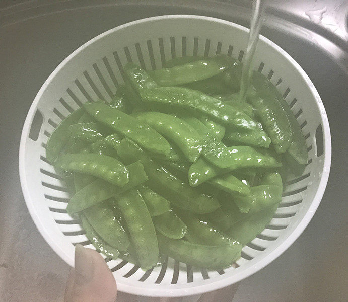 杂炒时蔬,然后迅速冲凉,并沥干水分