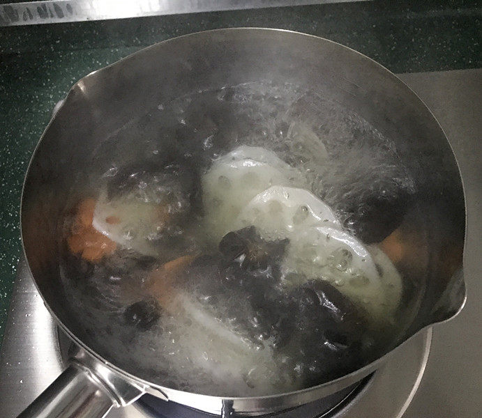 杂炒时蔬,焯烫断生,捞出后同样过凉水,再沥干水分