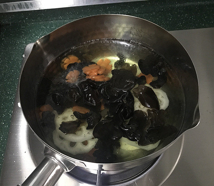 杂炒时蔬,接着将黑木耳,胡萝卜和藕片也放入沸水锅中