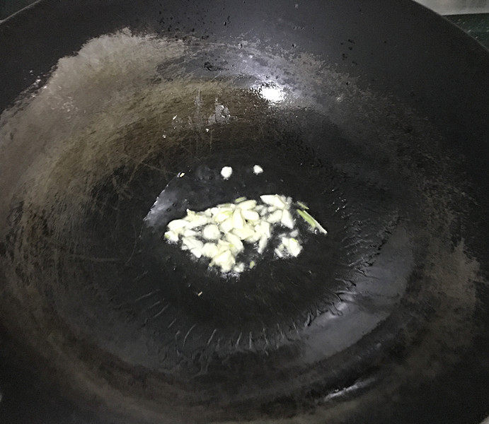 杂炒时蔬,炒锅烧热,放入食用油,下入葱蒜末爆香
