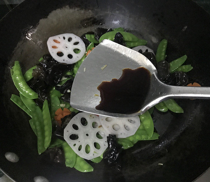 杂炒时蔬,烹入味极鲜和几滴<a style='color:red;display:inline-block;' href='/shicai/ 768'>香醋</a>,快速翻炒